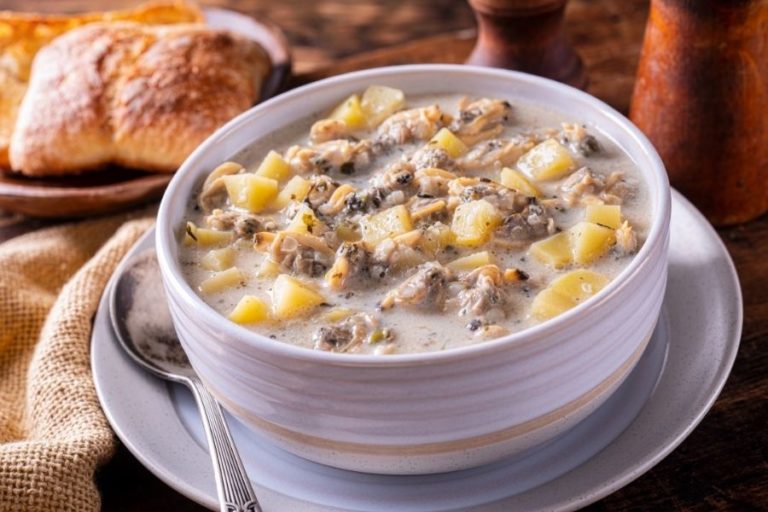 11-best-sides-to-serve-with-clam-chowder-updated-2024