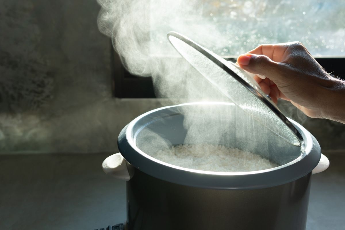 Steaming white rice in a steam фото 26