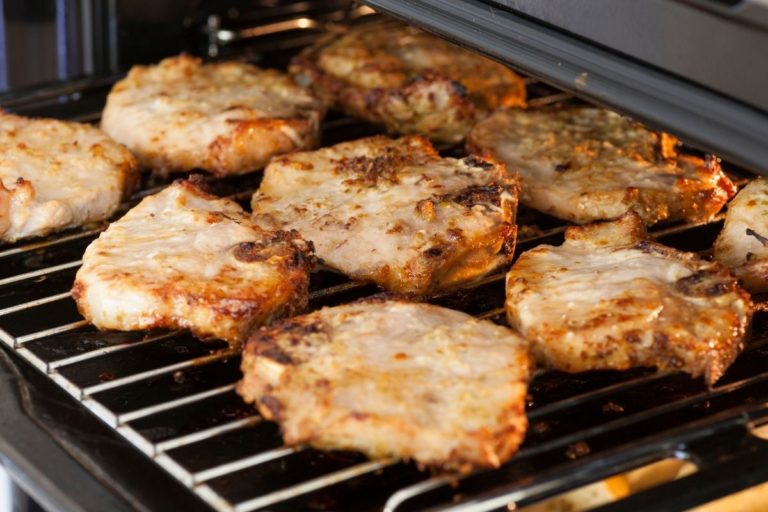 5 Best Ways to Reheat Pork Chops (Updated 2024)