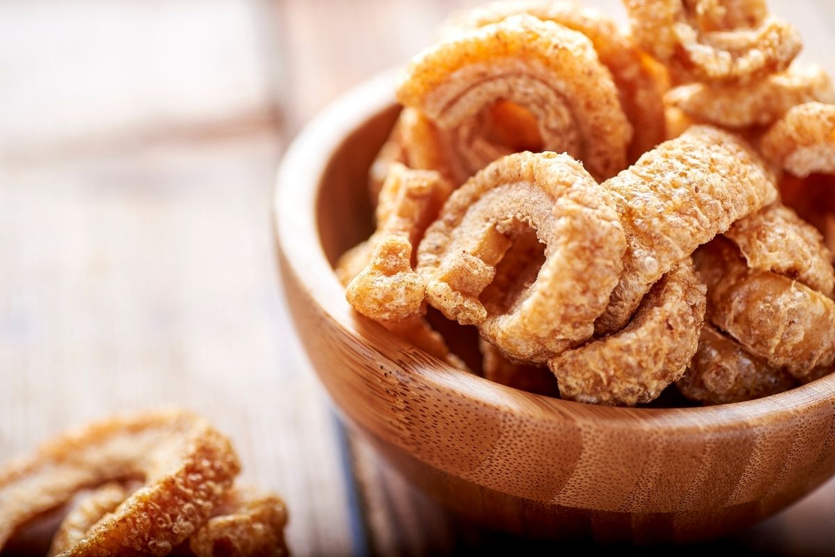 Salted Butter Pork Rinds review. These are made by Pork King Good  #porkrinds #snackreviews 