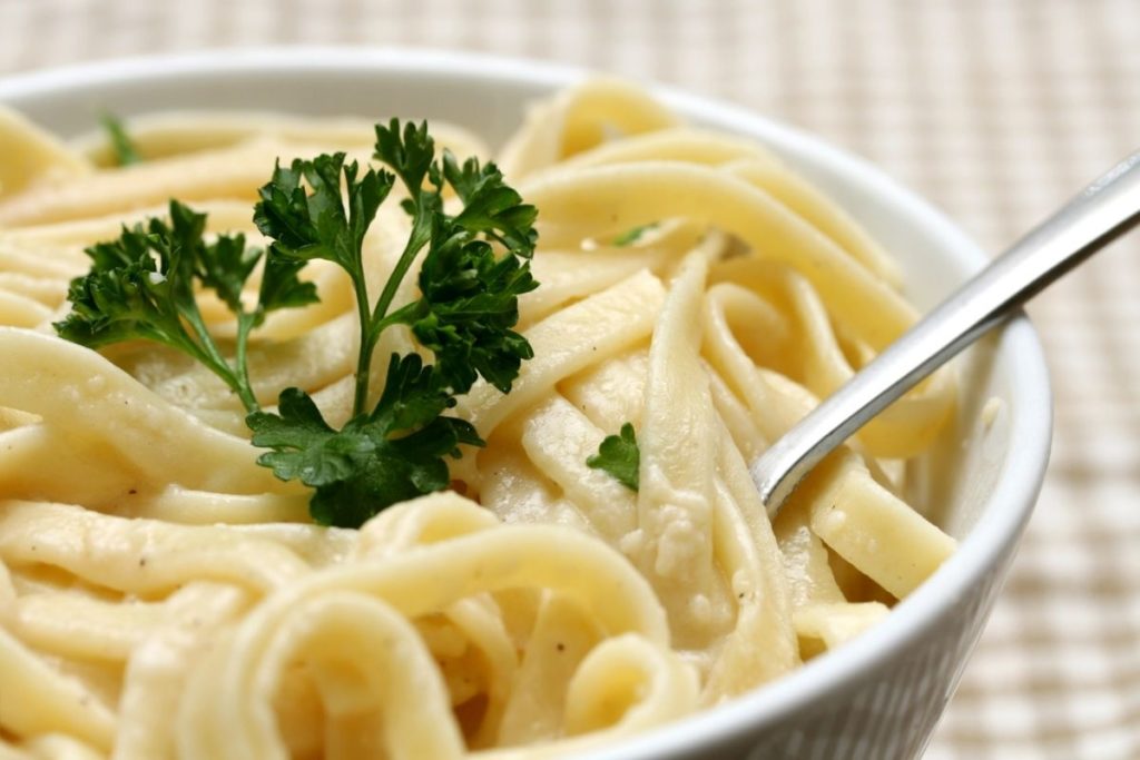 How To Reheat Fettuccine Alfredo: 3 Best Ways (Updated 2024)