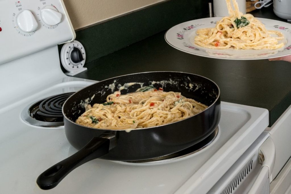 How To Reheat Fettuccine Alfredo: 3 Best Ways (Updated 2024)