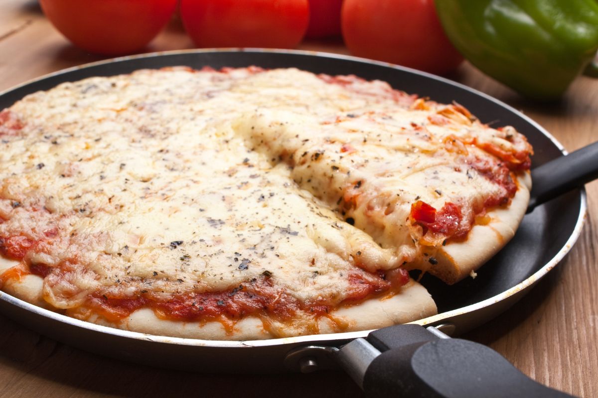 frying pan pizza - best ways to reheat pizza hut pizza